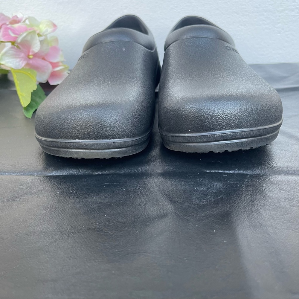 Crocs On The Clock Work Slip-On Size 7 Women - image 3